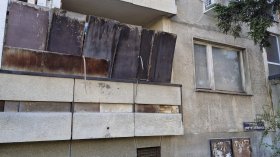 Балкони в София са превърнати в депо за боклуци, съседи се опасяват от пожар