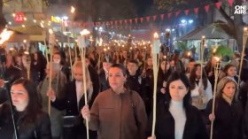 Факелно шествие в Бургас събра ученици и студенти за Деня на будителите