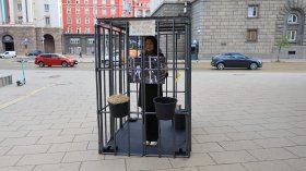 Протестът в клетка на "Невидими животни": Искат промяна за новородените телета