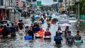 Бедствието в Банкок: Хиляди евакуирани, домове под вода и страх от нови наводнения
