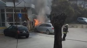 Кола се запали в центъра на Кюстендил (+ВИДЕО)