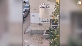Мъж стреля с арбалет по преминаващи хора от тераса в Пловдив (ВИДЕО)