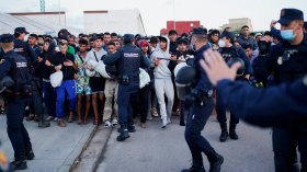 Испанската полицията извежда с гумени куршуми и палки мигрантите от плажовете на Сеута