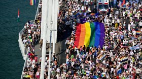 Будапеща блокирана от прайда: Десетки хиляди заляха улиците (+СНИМКИ)