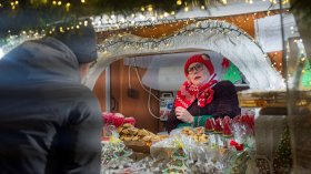 Коледен базар в Рига: Търговци очакват посетители (СНИМКИ)