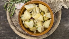 Рецепта за бърза картофена салата с праз за Никулден