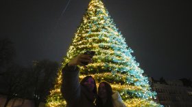Запалиха светлините на коледната елха в Киев (СНИМКИ)
