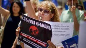 Замразени заплати и заплаха от стачки: Държавни служители излязоха на протест (ВИДЕО)