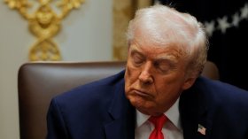 Тръмп заспа по време на заседание на правителството (+СНИМКИ)