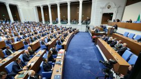 Депутатите единодушно замразиха заплатите си