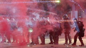 Палежи, водни оръдия и сблъсъци с полицията преди срещата на Г-7 в Женева (СНИМКА)