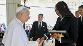 Наоми Кембъл се срещна с папата във Ватикана