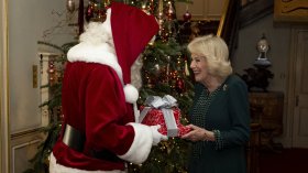 Камила получи подарък от Дядо Коледа: Празнично тържество в Clarence House (СНИМКИ)