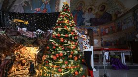 Християни украсяват църквата в Газа за Коледа (СНИМКИ)