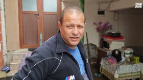 Жители на Севлиево разчистват домовете си след бедствието: "Имаше метър вода"