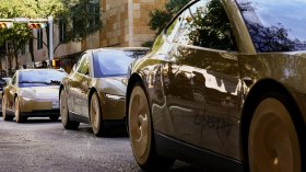 Мъск пусна "златните" Cybercabs без волан и педали по улиците на Остин