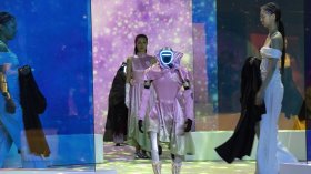AI и мода: Хуманоидни роботи превзеха подиума в Южна Корея (СНИМКИ)
