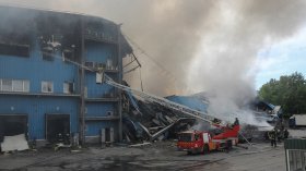 Пожарникари и спасители се борят с последствията от руски удар в Днипро (СНИМКА)