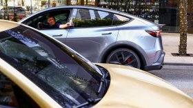 Златното шоу на Tesla: Роботакситата Cybercab събраха погледите в Тексас (СНИМКИ)