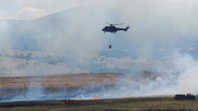 Два военни хеликоптера гасят голям пожар край Котел