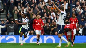 С човек по-малко "Манчестър Юнайтед" се измъкна от загуба срещу "Тотнъм"