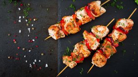 Рецепта за пилешки шишчета с лимон, хрупкави картофи и фета