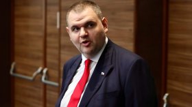 Демерджиев внесе в НС справка за полетите на Пеевски, ДПС я нарече "лъжа"