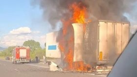 Полуремарке се запали на АМ "Хемус" и предизвика задръстване (+ВИДЕО)