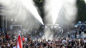 Водни оръдия срещу жегата на техно парада в Берлин (СНИМКИ)