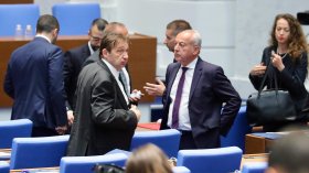 Парламентът работи, изслужват министър Клисурски за финансовото състояние на държавата