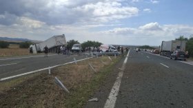 Човек загина при челен удар с ТИР на АМ "Тракия", движението е блокирано