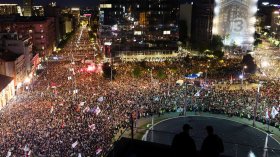 Мащабен студентски митинг изпълни площадите на Белград преди изборите (СНИМКИ)
