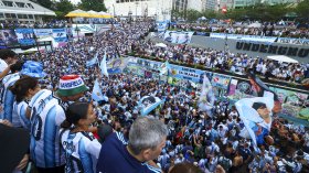 Футболна лудост: Феновете на Аржентина заляха Атланта преди полуфинала с Англия (СНИМКИ)