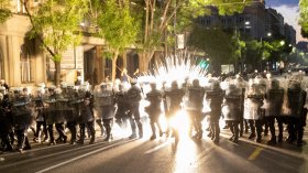 Сблъсъци с полицията след мащабен антиправителствен протест в Белград