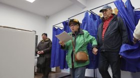 Букурещ гласува: Решаващ сблъсък за бъдещето на Румъния