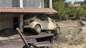 Военнослужещи разчистват пострадалото от бедствието село Струмяни