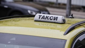 Прокуратурата проверява таксиметров шофьор, снимал пияна жена, която заспала в колата
