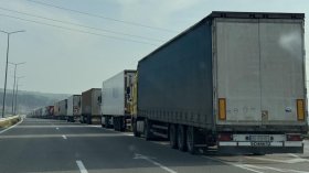 Образувала се е 20-километрова опашка от камиони преди границата с Турция