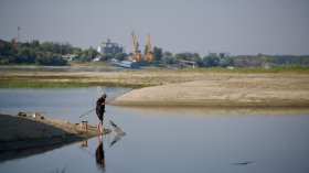 Рекордно ниско ниво на Дунав край Русе, кораб заседна в Румъния