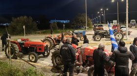 Блокадата в Гърция: Пътници трактори, за да не изпуснат полета си в Солун