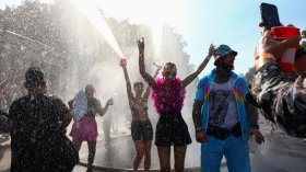 Хиляди техно фенове превзеха Берлин за парада "Rave the planet" при засилена охрана