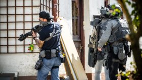 Загинал, двама ранени и 34-ма задържани след масова стрелба в Нидерландия