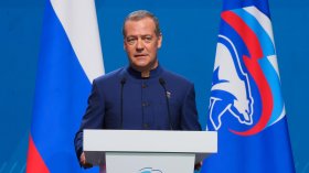 Медведев: Западът води хибридна война срещу Русия