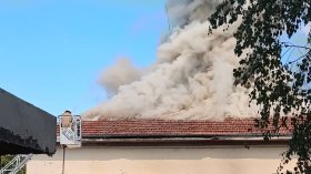 Пожар унищожи покрива на бивша гимназия в Монтана