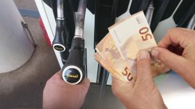 Цената на дизела в Италия мина 3 евро за литър, горивата не спират да поскъпват