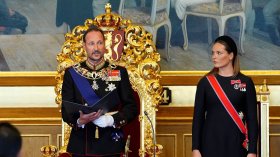 Крал Хокон VIII положи клетва за вярност към Норвегия пред парламента