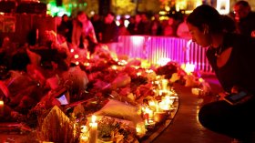 10 години от кървавите терористични нападения в Париж (СНИМКИ)