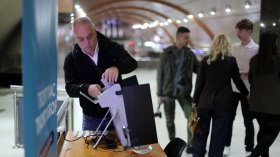 Как се гласува с машина - ЦИК демонстрира в метрото и училищата (СНИМКИ)