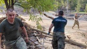 Военнослужещи и техника помагат на Струмяни след пороите