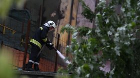 Трети ден след пожара в халета за отпадъци острата миризма остава